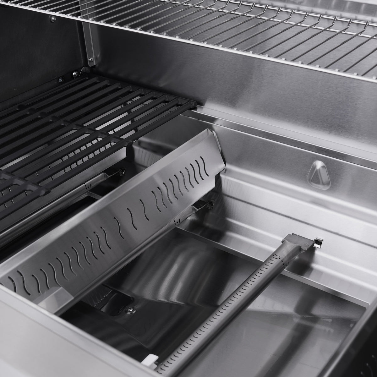 Monument Grills Eminence 405 gas grill, burners and flame tamer