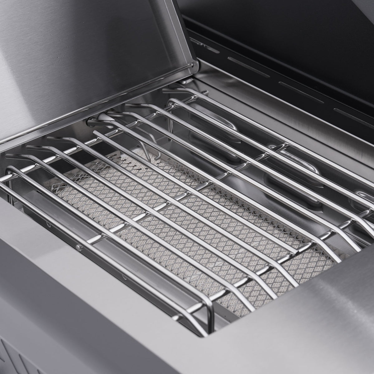 Monument Grills Eminence 405 gas grill, side sear burner