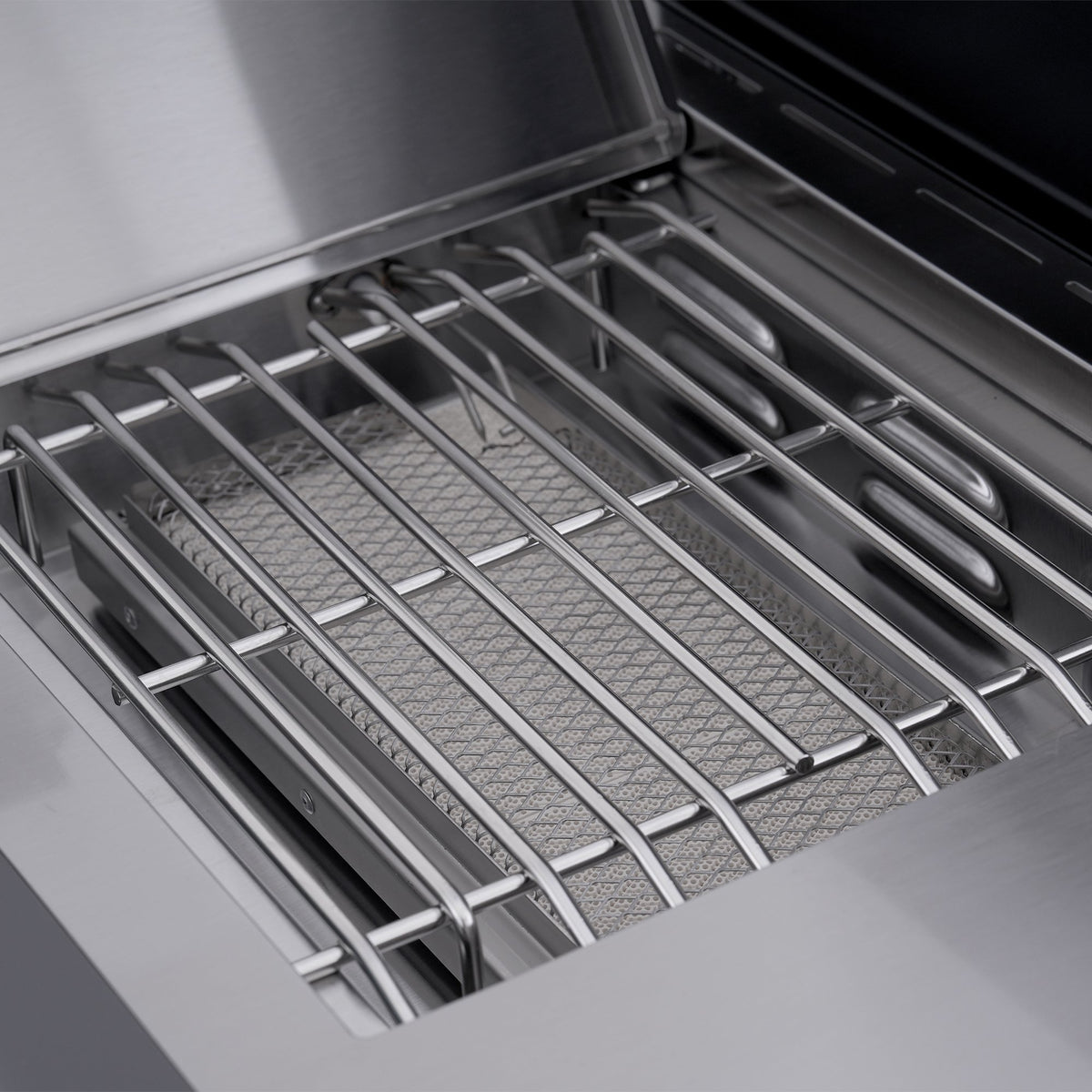 Monument Grills Eminence 605 gas grill, side sear burner grate