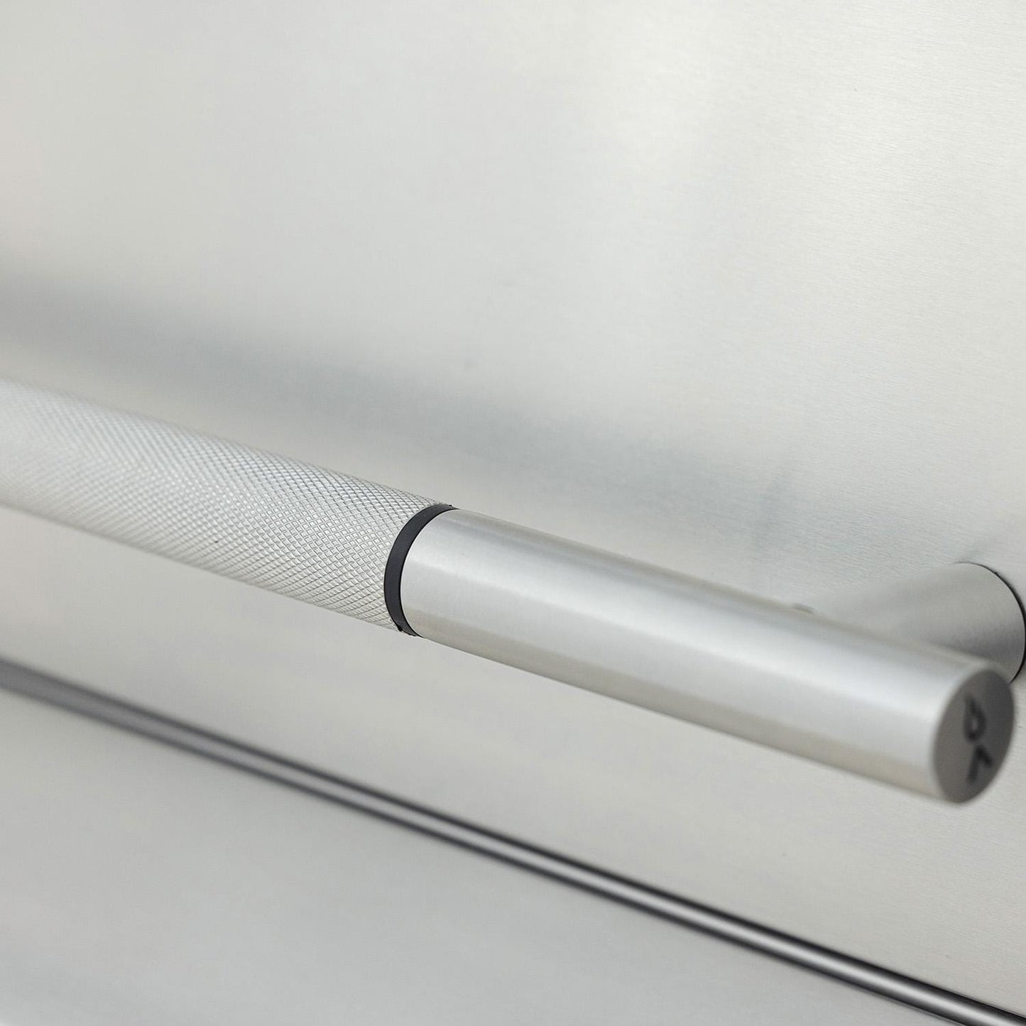 Spring-assisted grill hood with rotating knurled handle