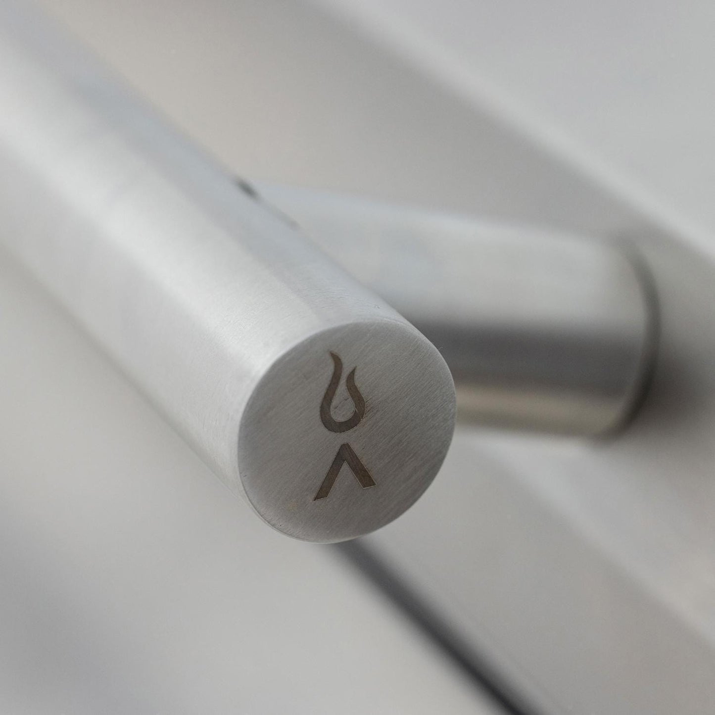 Rotating nonslip handle detail on the Blaze LTE PRO spring-assisted lid