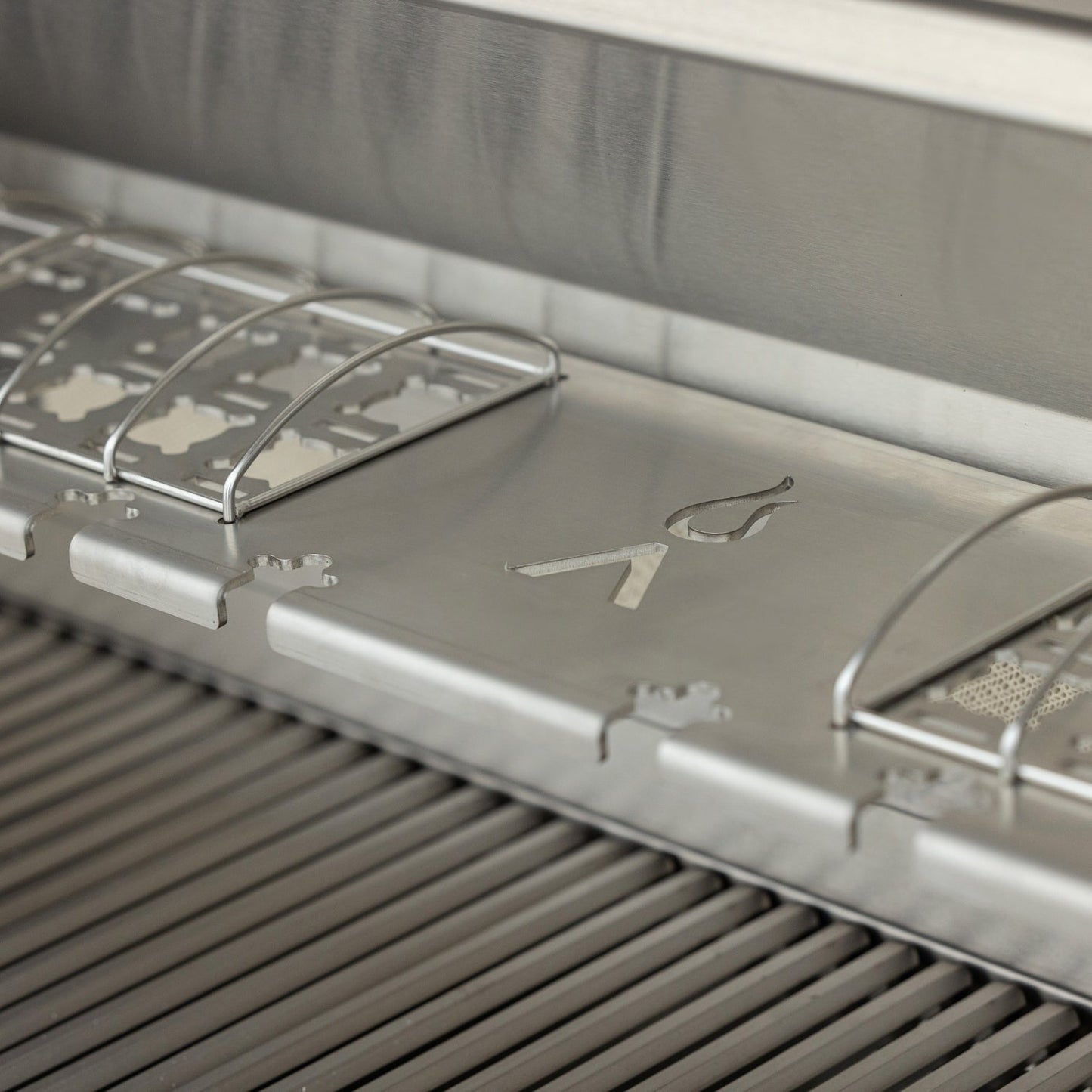 Multipurpose warming rack positioned above the grill grates