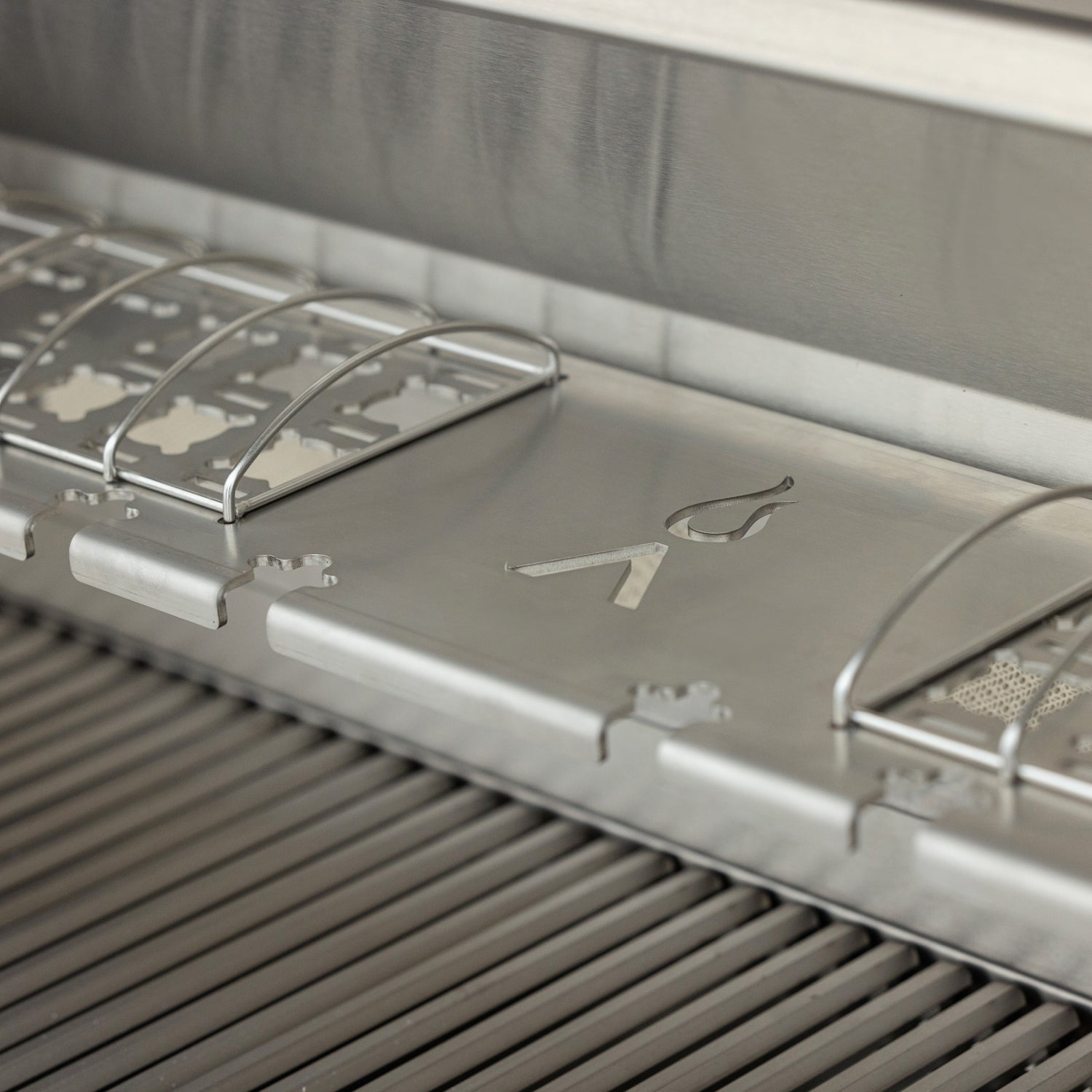 Multipurpose warming rack positioned above the grill grates