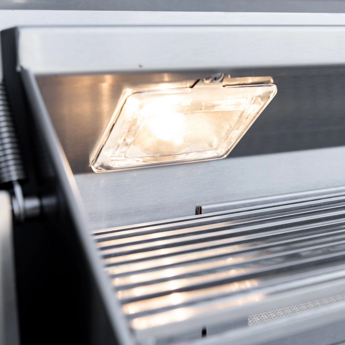 Summerset TRL Pro 40-inch built-in gas grill halogen interior cooking lights