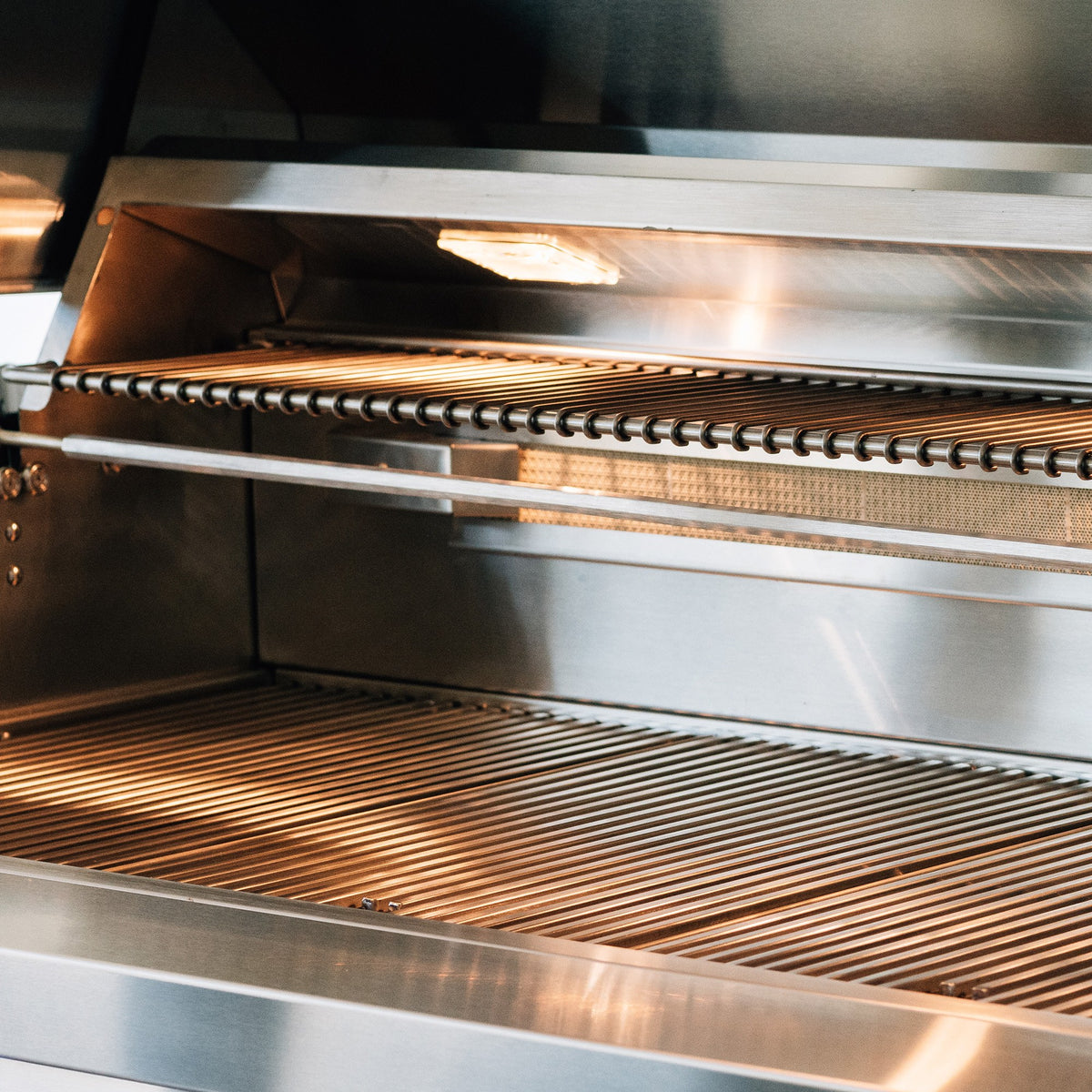 American Made Grills Estate Built-In Gas Grill – interior lighting