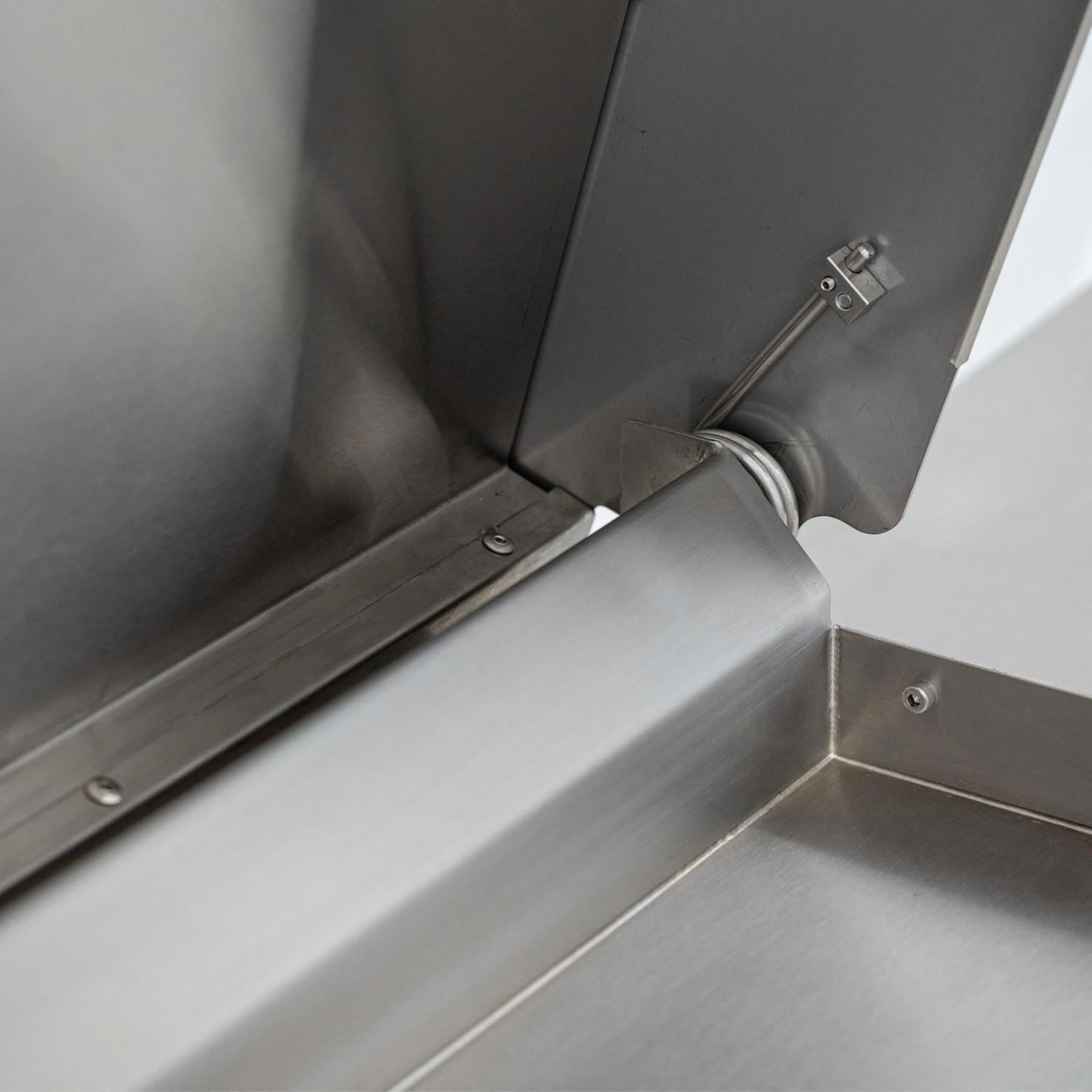 Spring-assisted lid mechanism and cushioned damper on the Blaze LTE PRO griddle