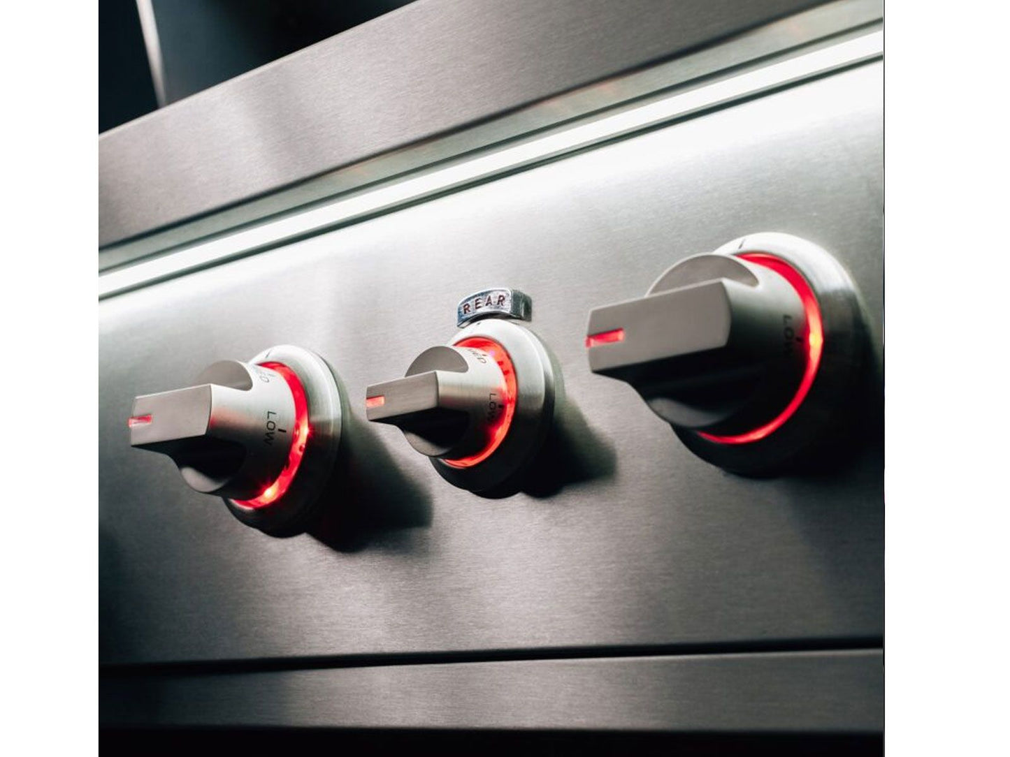White-to-red illuminated control knobs on the Summerset Quest grill