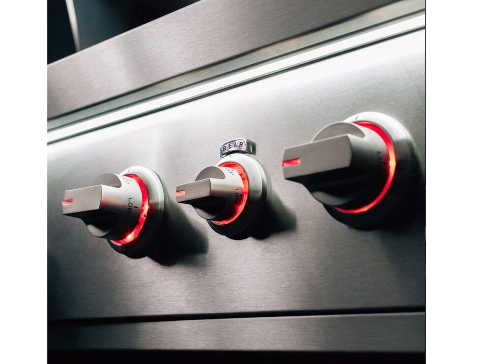 White-to-red illuminated control knobs on the Summerset Quest grill